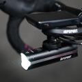 Lampka przednia iGPSPORT VS1200 + uchwyt M80