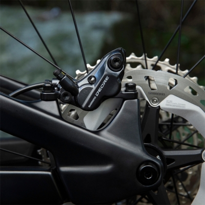 Zacisk hamulca tarczowego Shimano Deore BR-M6120 Post Mount (okładziny żywiczne)