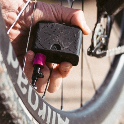 Pompka akumulatorowa Muc-Off Airmach Electric Mini Inflator Pro