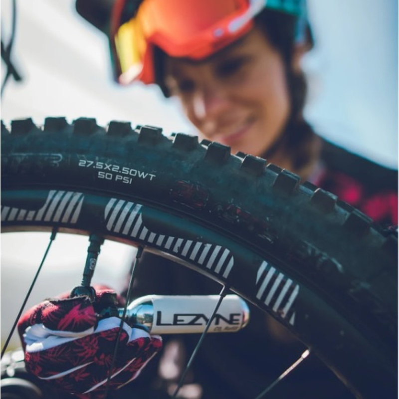 Pompka na naboje CO2 Lezyne Twin Speed czarna