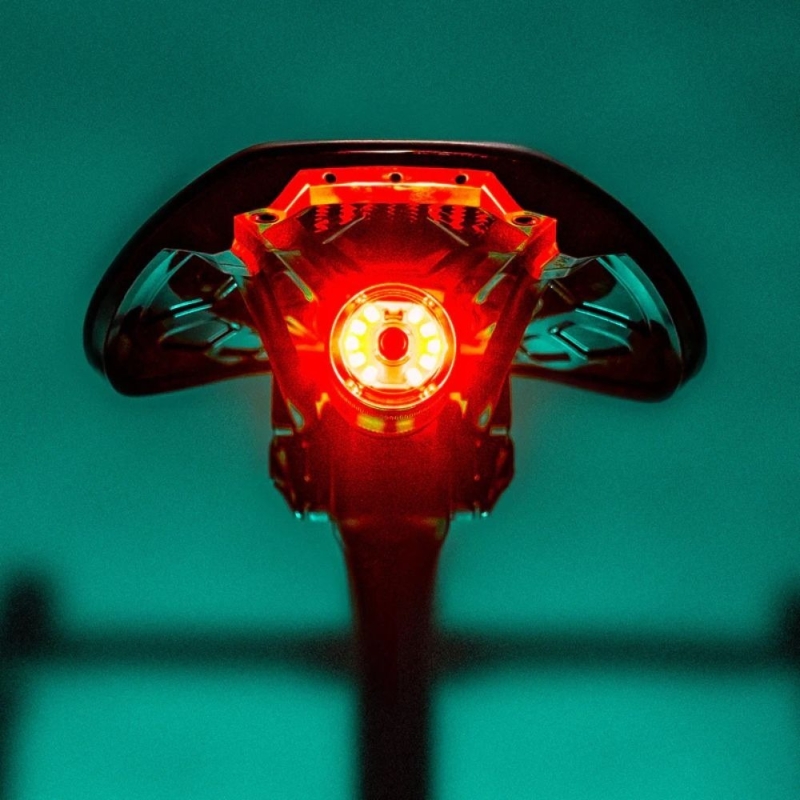Lampka tylna pod siodełko Lezyne Ai Alert 250