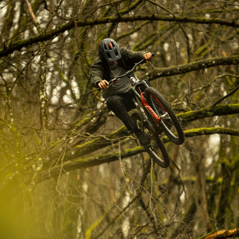 Kask rowerowy Bluegrass Jetro MIPS czarno-czerwony