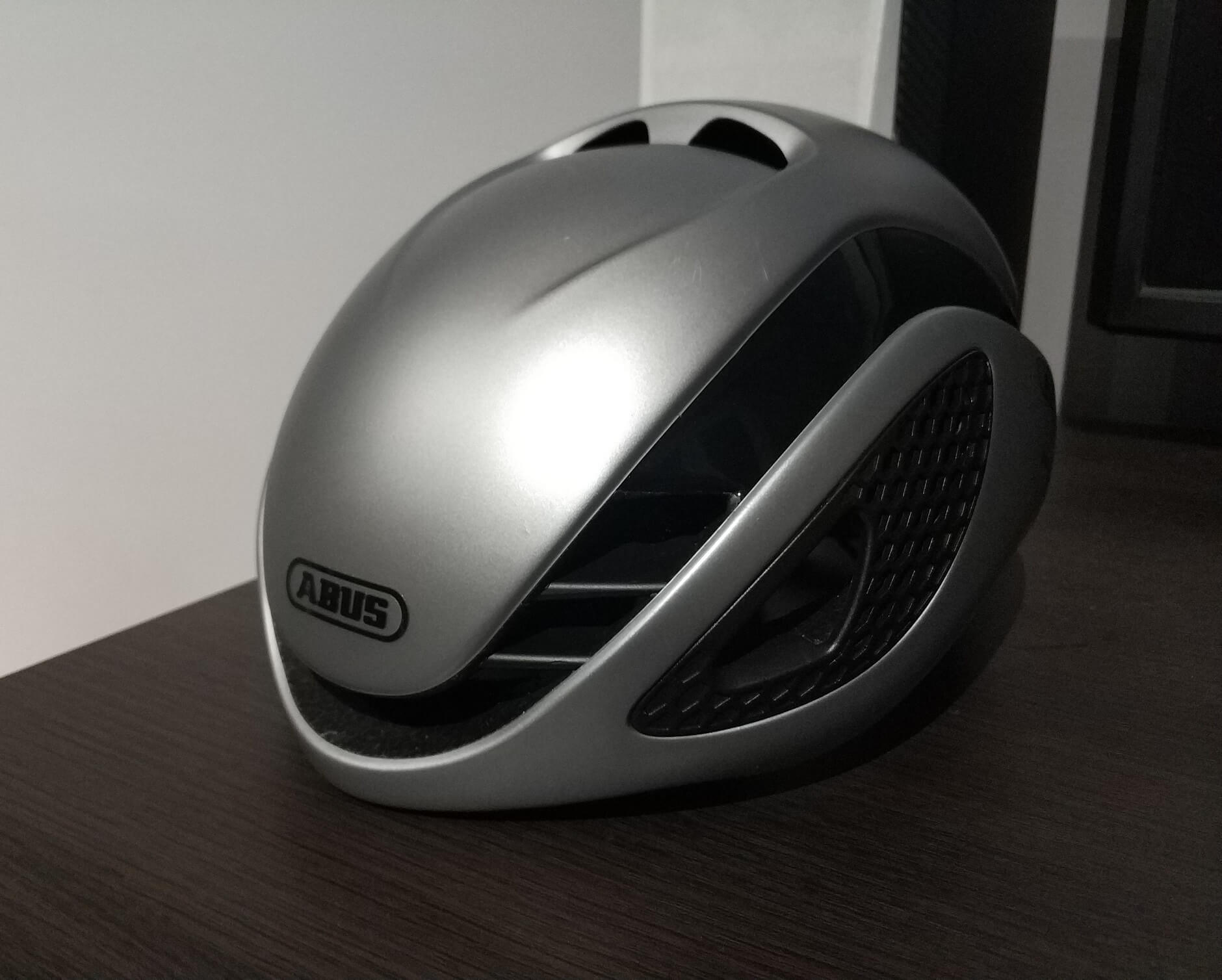 kask abus gamechanger prezentowany na wystawie