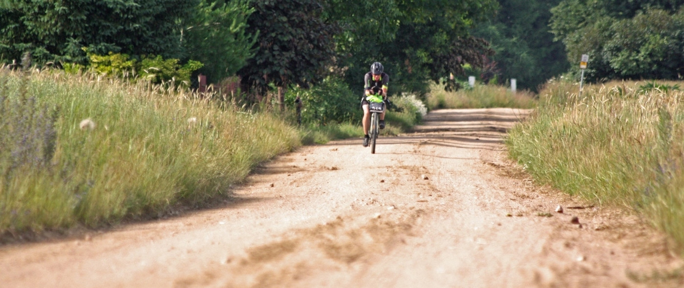 polne ścieżki i szutry na ultramaratonie gravel