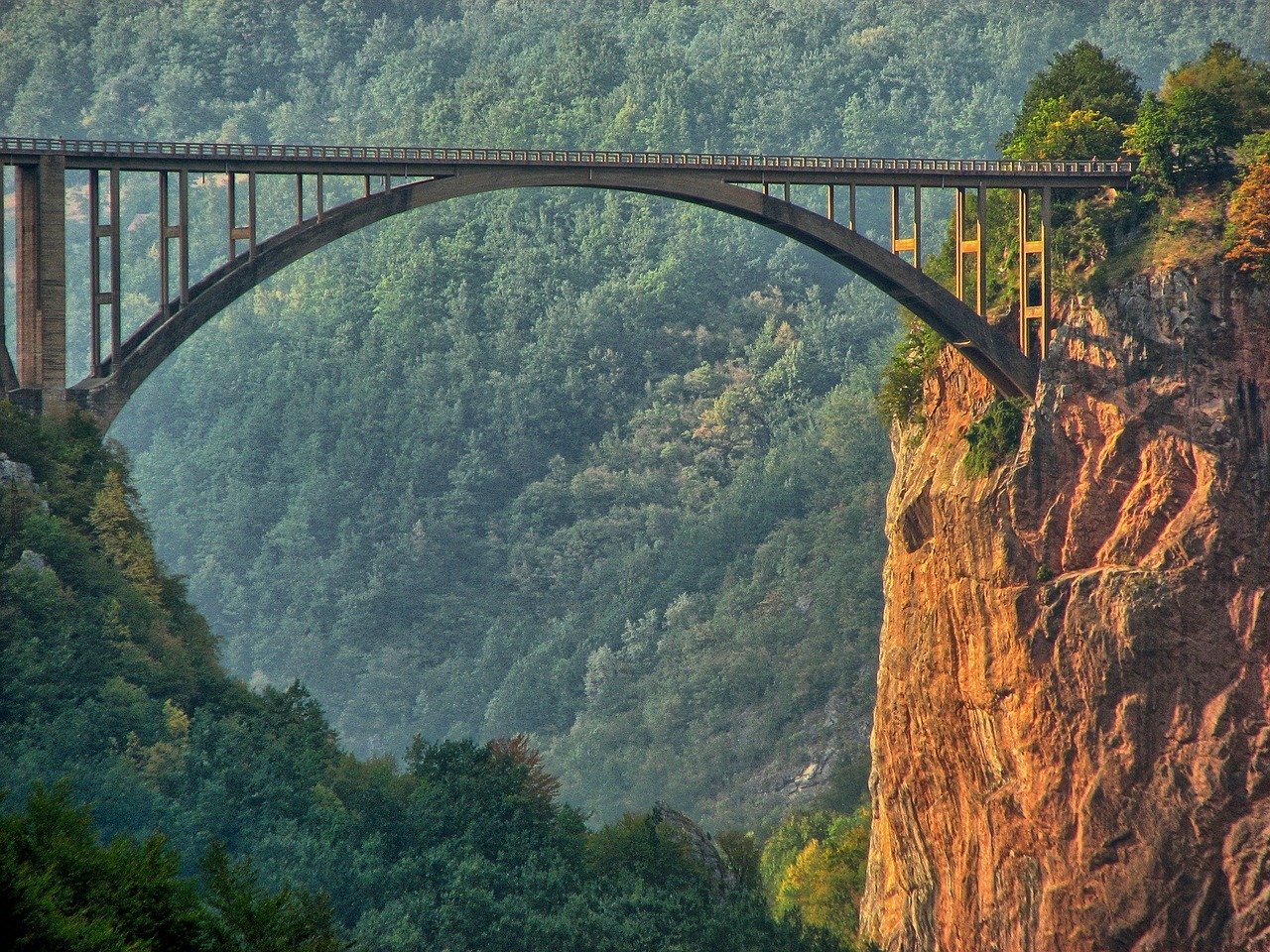 Widok na most na Bałkanach