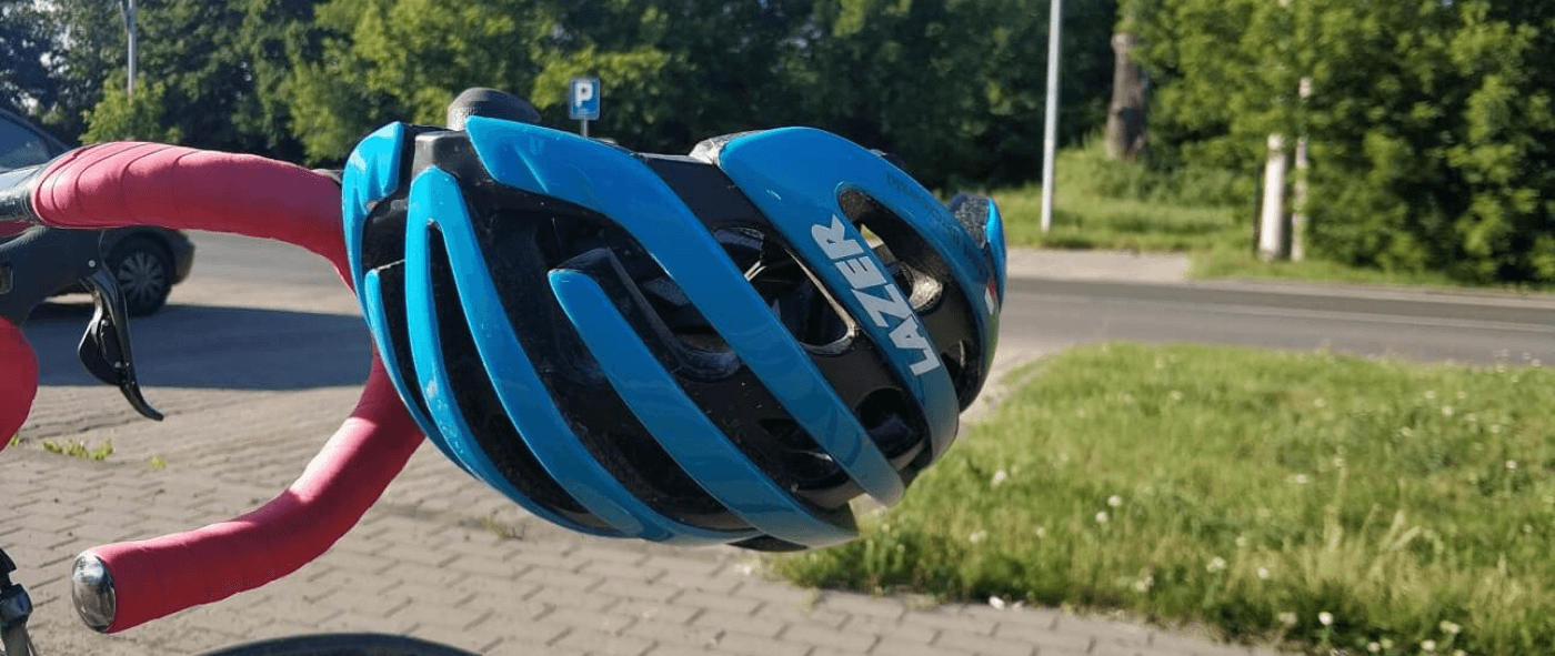 Kask rowerowy Lazer Z1 na kierownicy