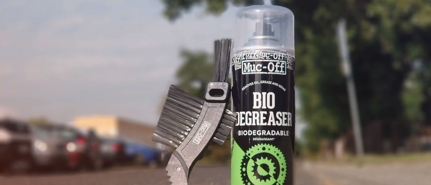 Bio Degreaser i szczotka Claw Brush na asfalcie