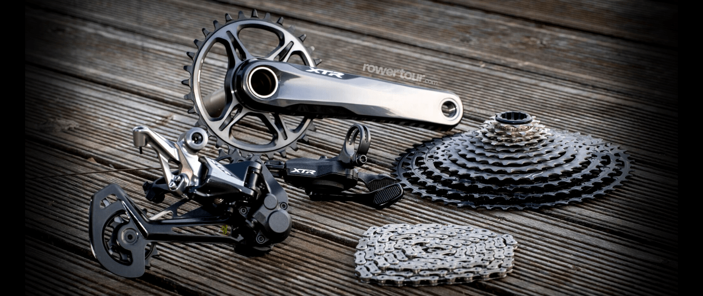 Grupa Shimano XTR M9100 na tle desek