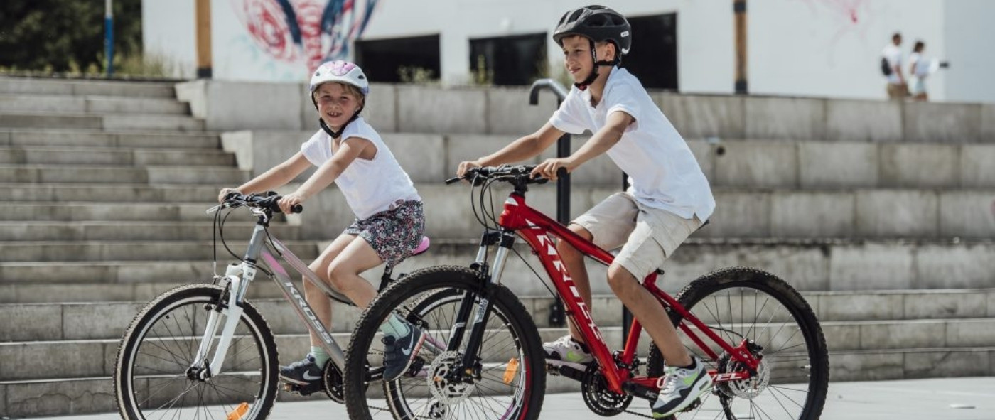 Dzieci na rowerach komunijnych