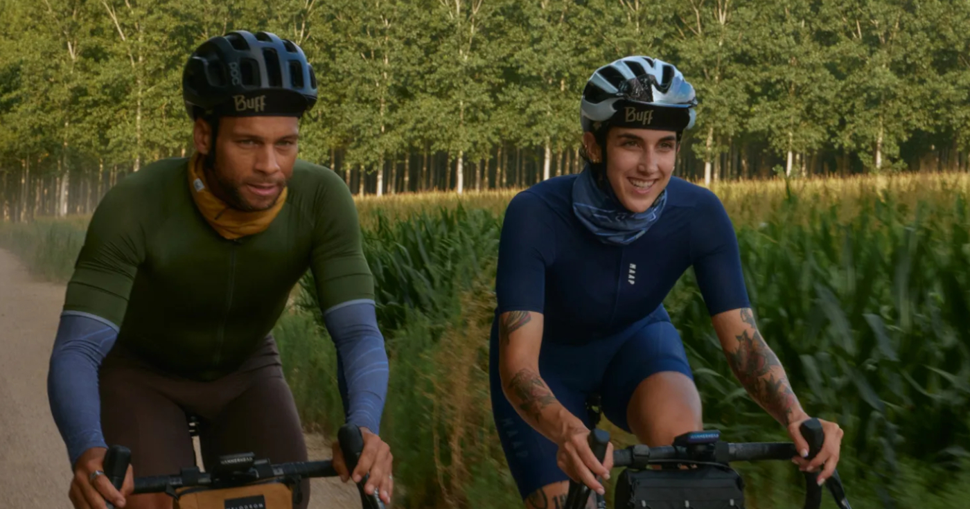 Dwóch rowerzystów noszących wielofunkcyjne chusty Buff