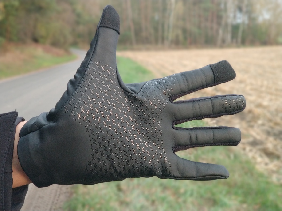 Antypoślizgowy materiał w rękawiczkach XLC