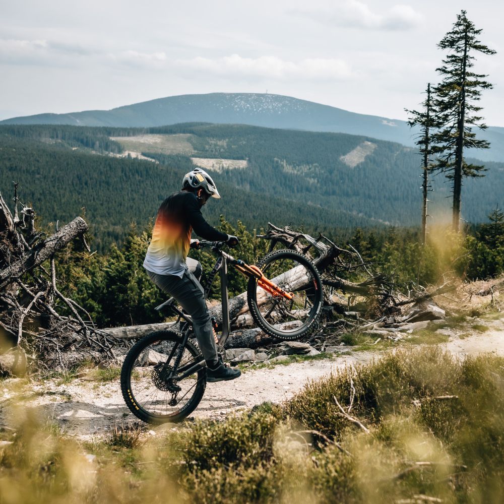 Przejazd przez trasę zjazdową w Bike Park Czarna Góra