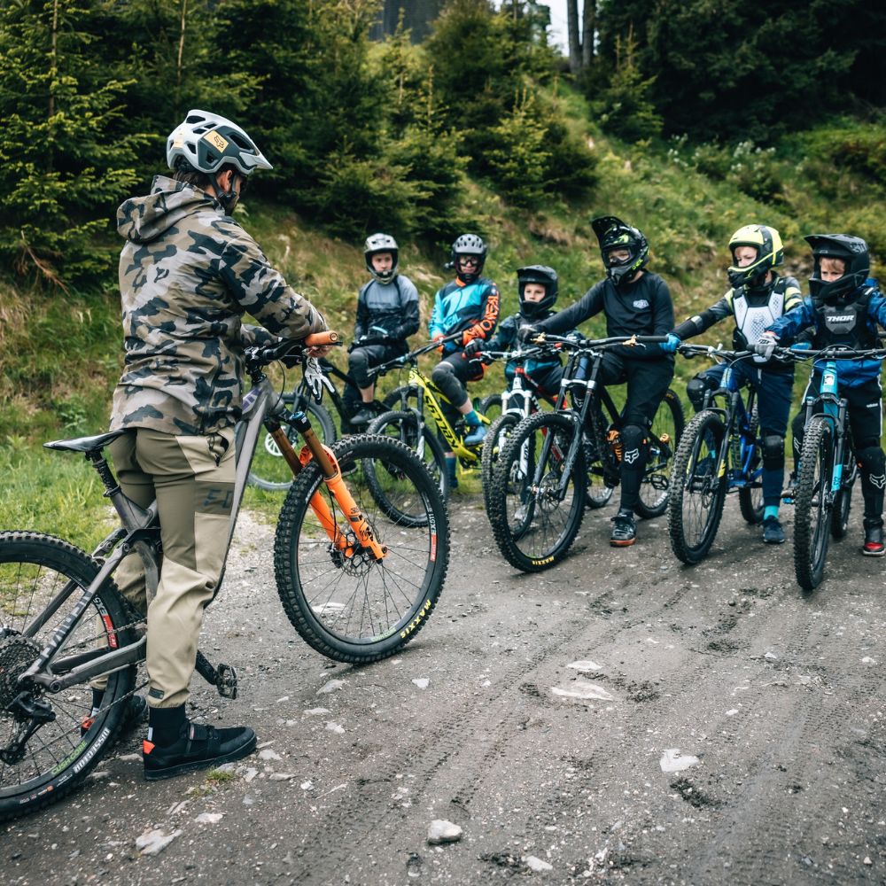 Grupa młody rowerzystów w Bike Park Czarna Góra