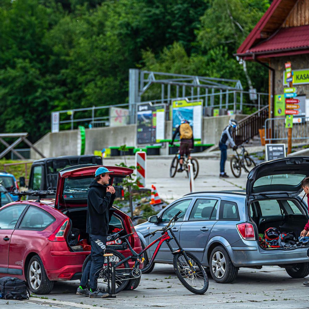 Parking przed Bike Park Kasina