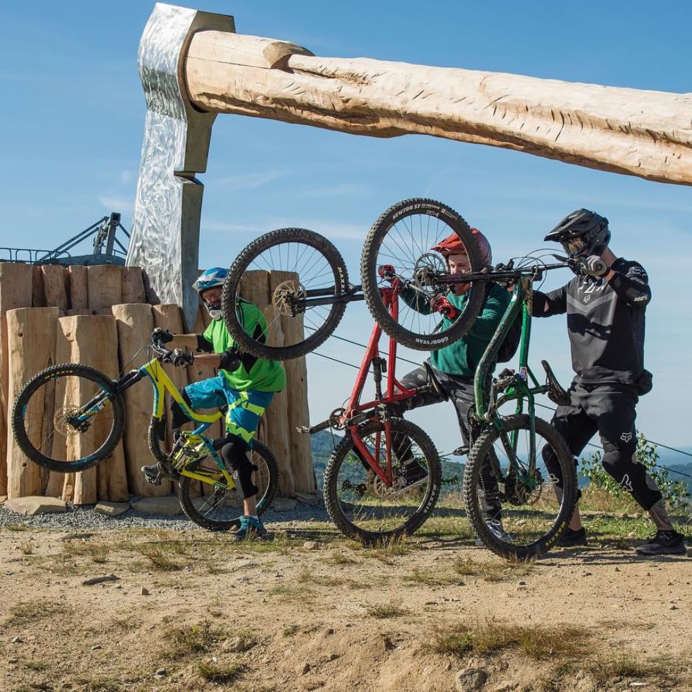 Duża siekierka na górze wyciągu i tras w Bike Park Skolnity