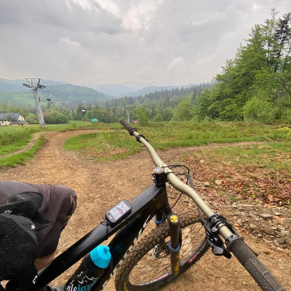 Widok z góry trasy w Bike Park Stożek