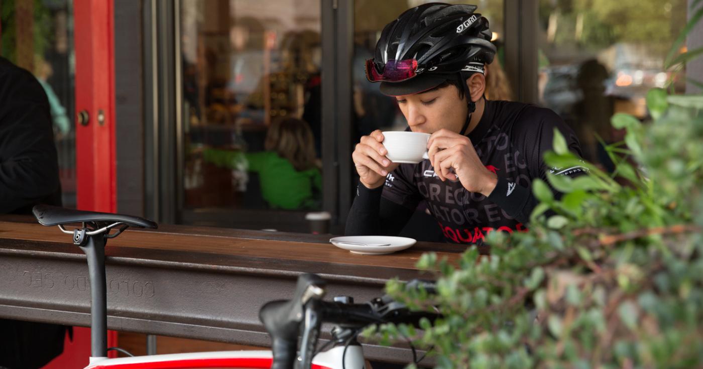 Przerwa na kawę podczas jazdy na rowerze