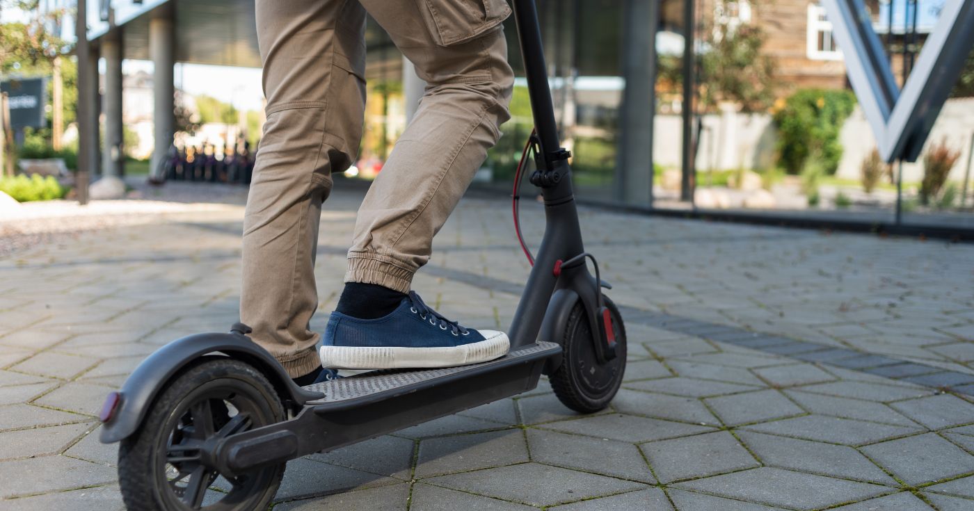 Hulajnoga elektryczna używana przez dziecko