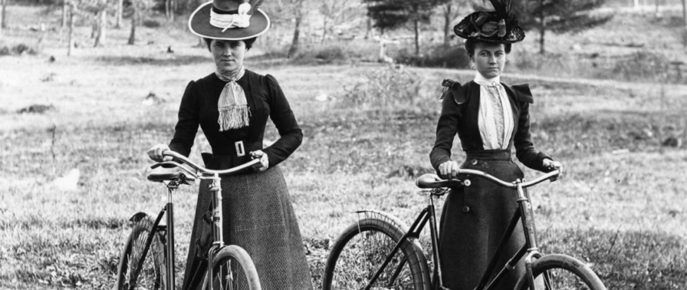 Kobiety ze starymi rowerami