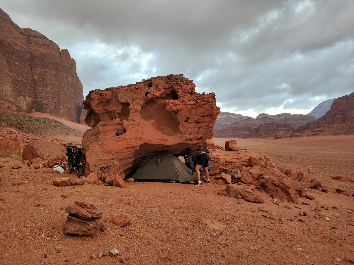 Rozbijanie namiotu na czerwonej pustyni
