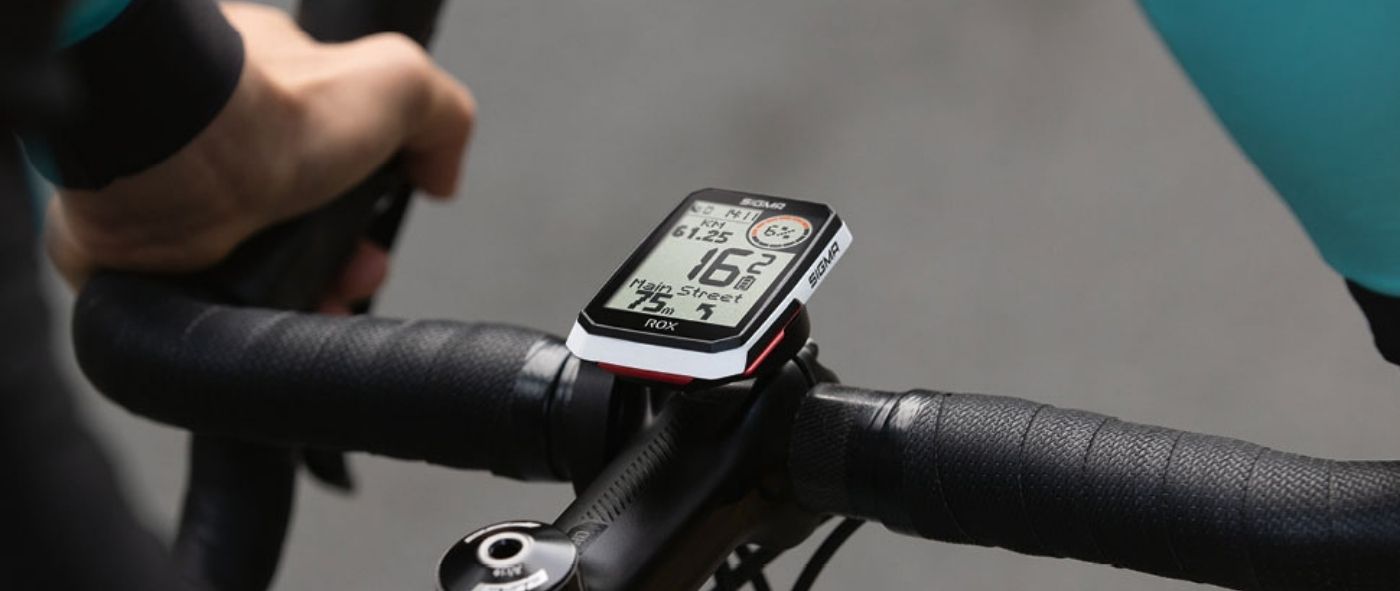 licznik rowerowy zamontowany na kierownicy