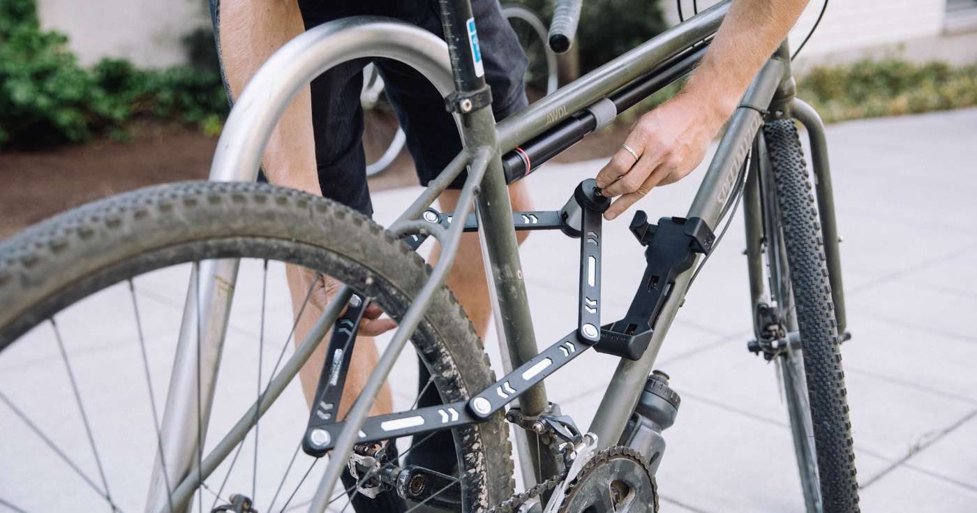 Zapięcie składane do roweru jest poręczniejsze niż u-lock oraz ma swoje własne zalety