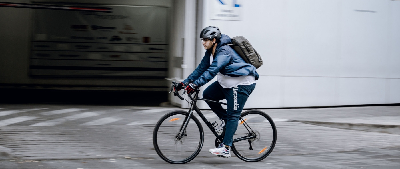 Kask miejski zwiększa bezpieczeństwo i dodaje stylu na rowerze