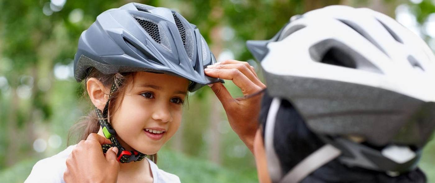 Ubieranie dziecka w dziecięcy kask rowerowy