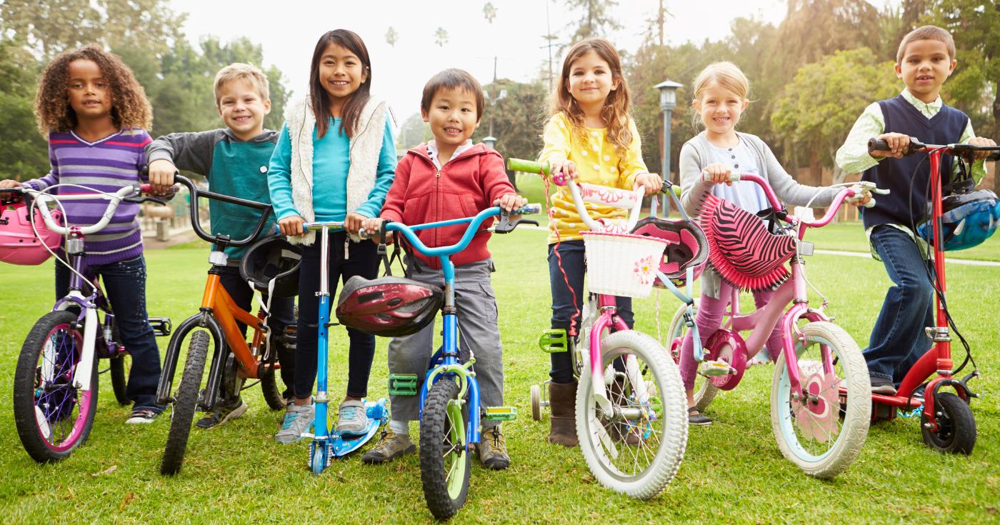 Grupa dzieci w wieku 4 i 5 lat na rowerach