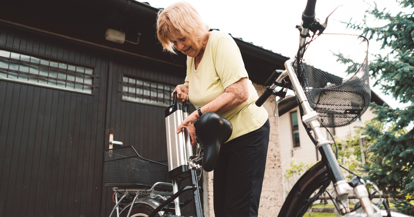 Senior montujący baterię w rowerze elektrycznym
