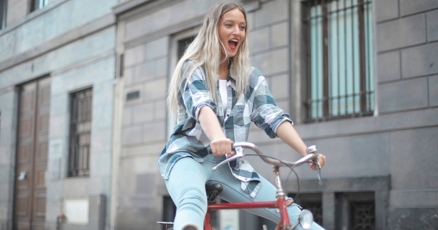 Jazda na retro miejskim rowerze dla kobiet