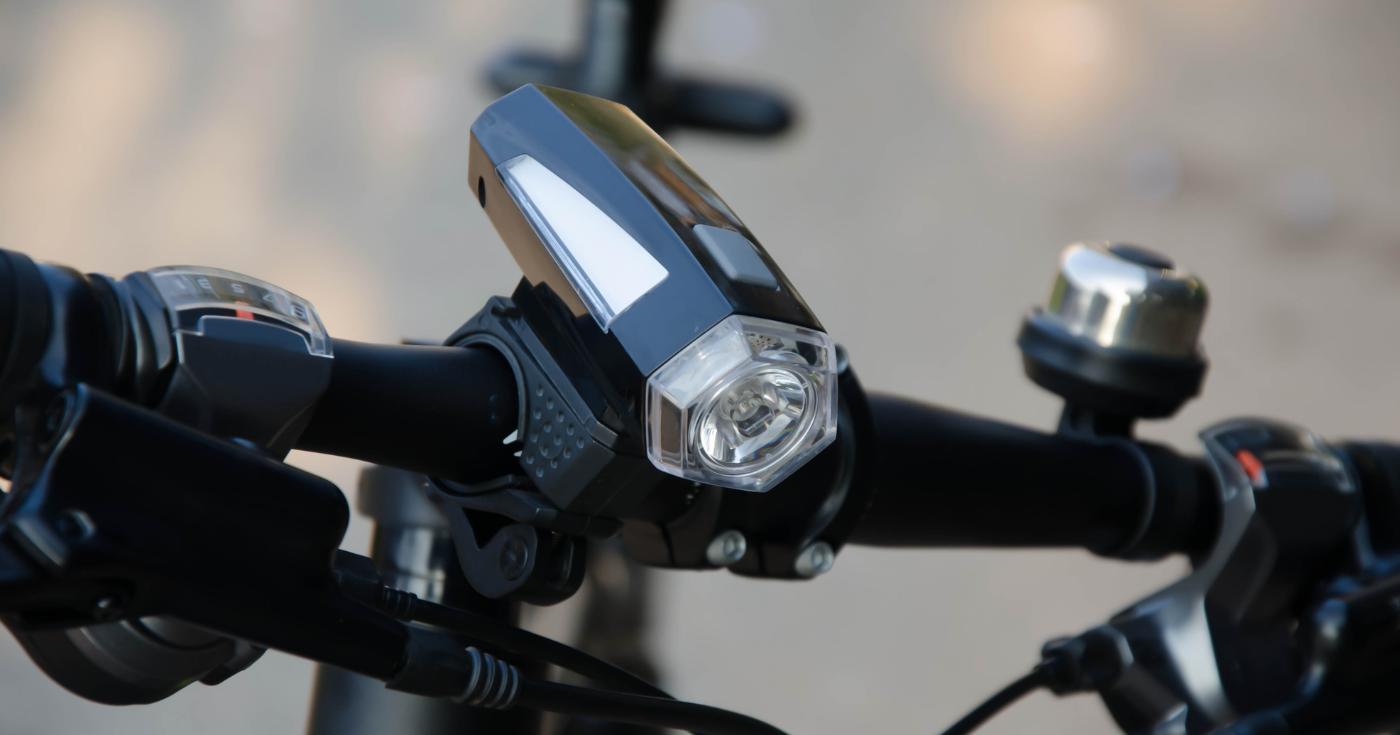 Lampka rowerowa przednia zamontowana na kierownicy
