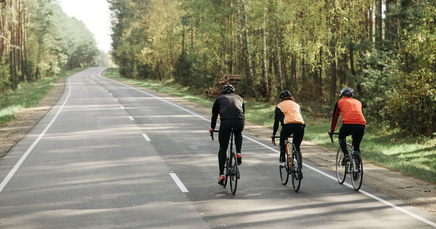 Jazda na rowerze obok siebie po pustej drodze