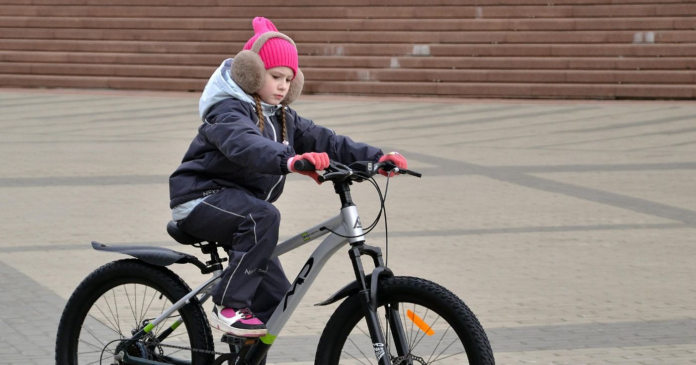 Dziewczynka uczącą się jeździć w miasteczku ruchu drogowego