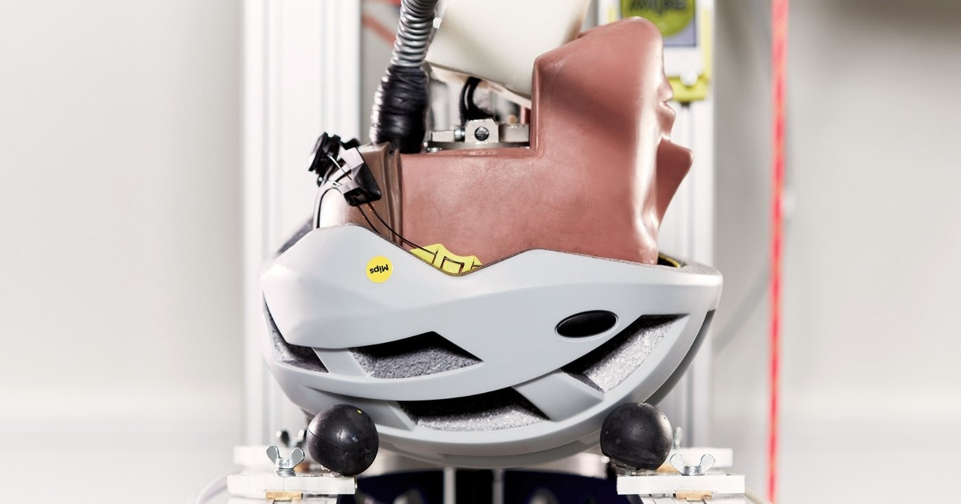 Kask z MIPS testowany w warunkach laboratoryjnych