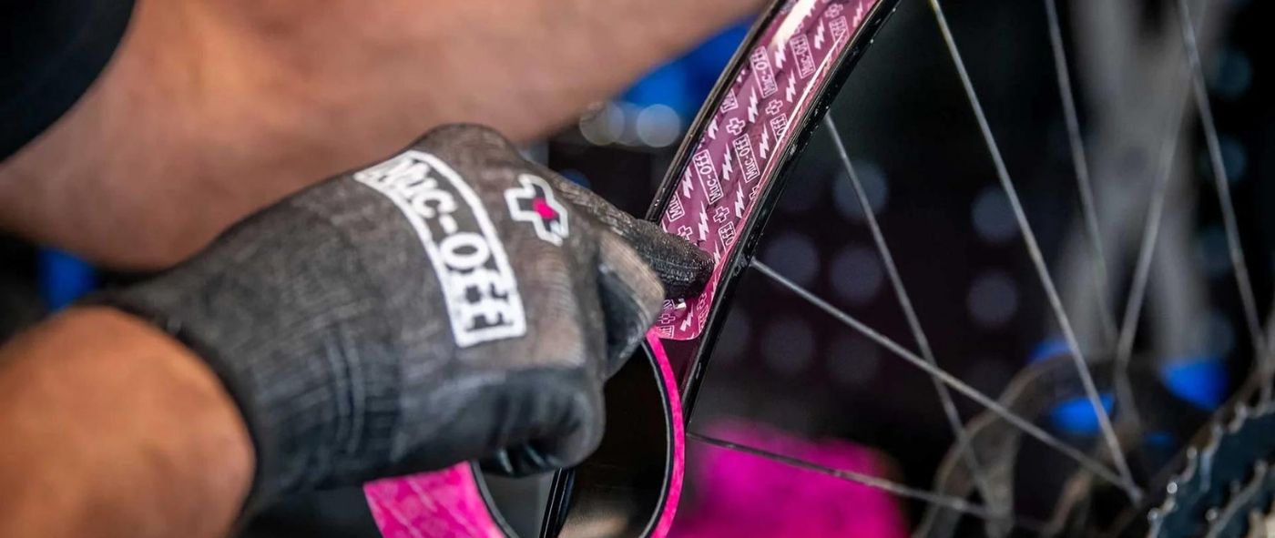 Oklejanie obręczy rowerowej taśmą tubeless