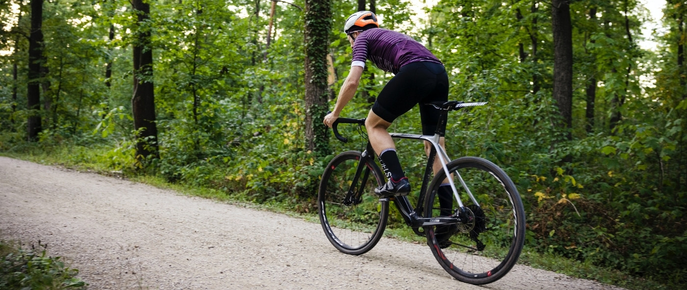 Przejazd rowerem gravel po szutrach i lasach