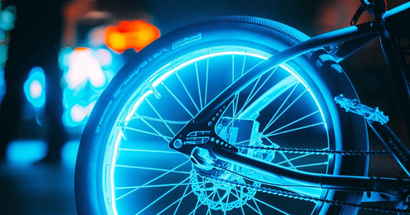 Koło rowerowe oświetlone paskami LED