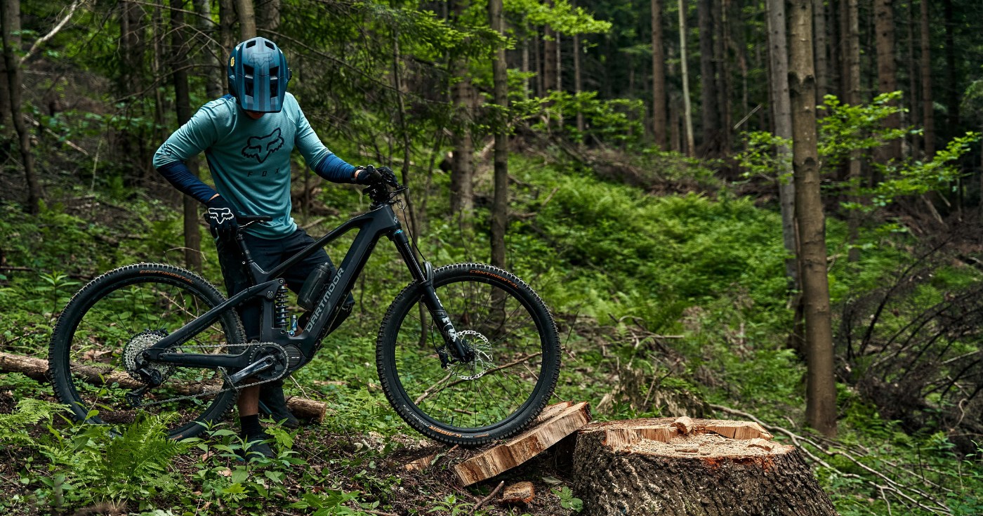 Jazda na rowerze elektrycznym w lesie