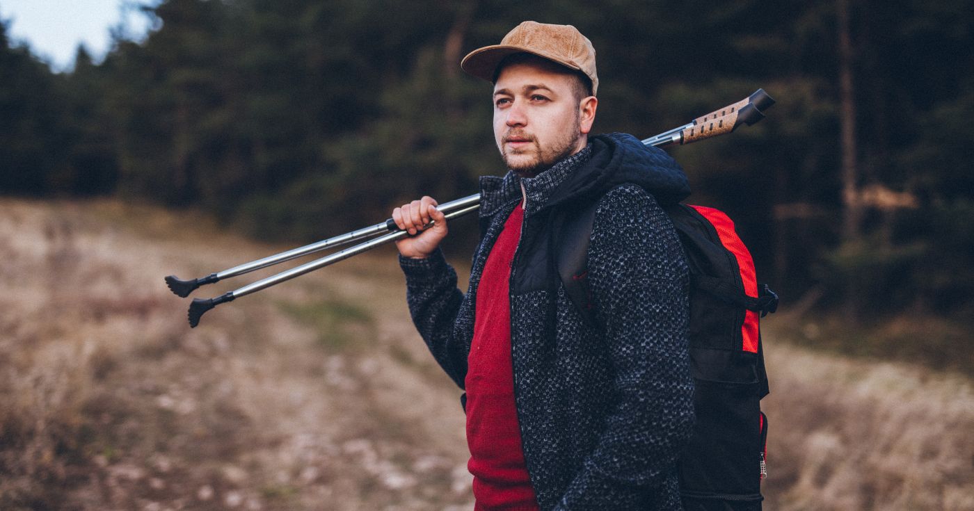 Mężczyzna z kijami do Nordic Walking