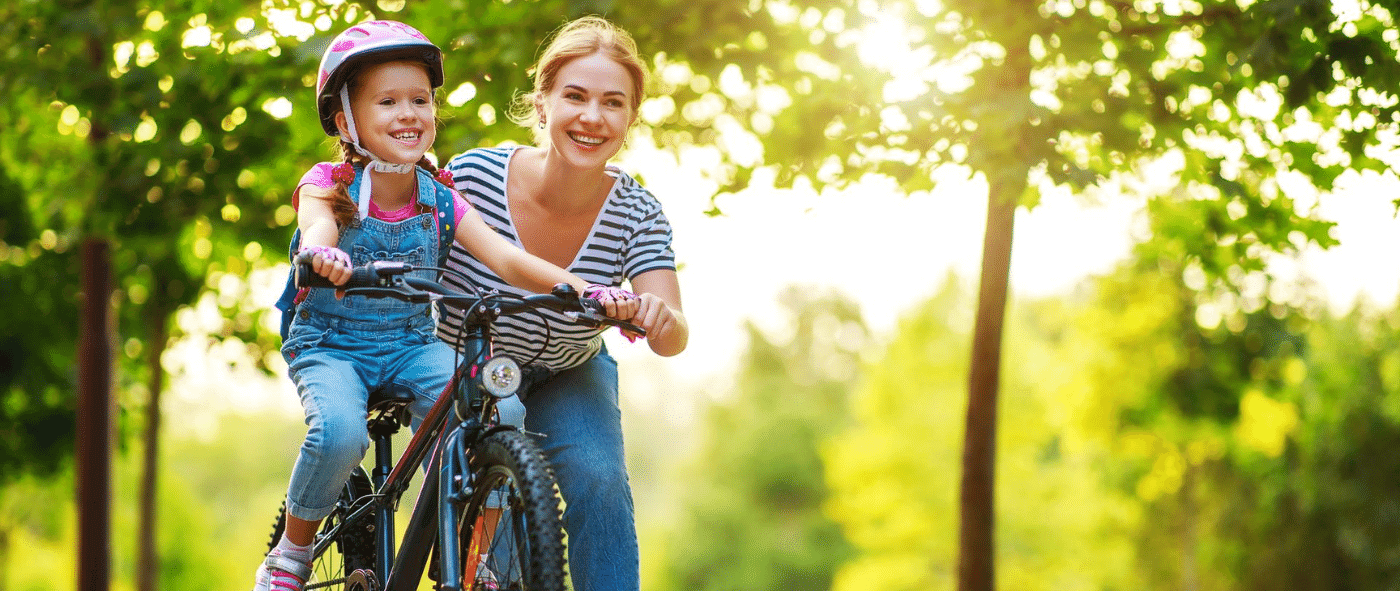 Dziecko na rowerku dziecięcym z mamą