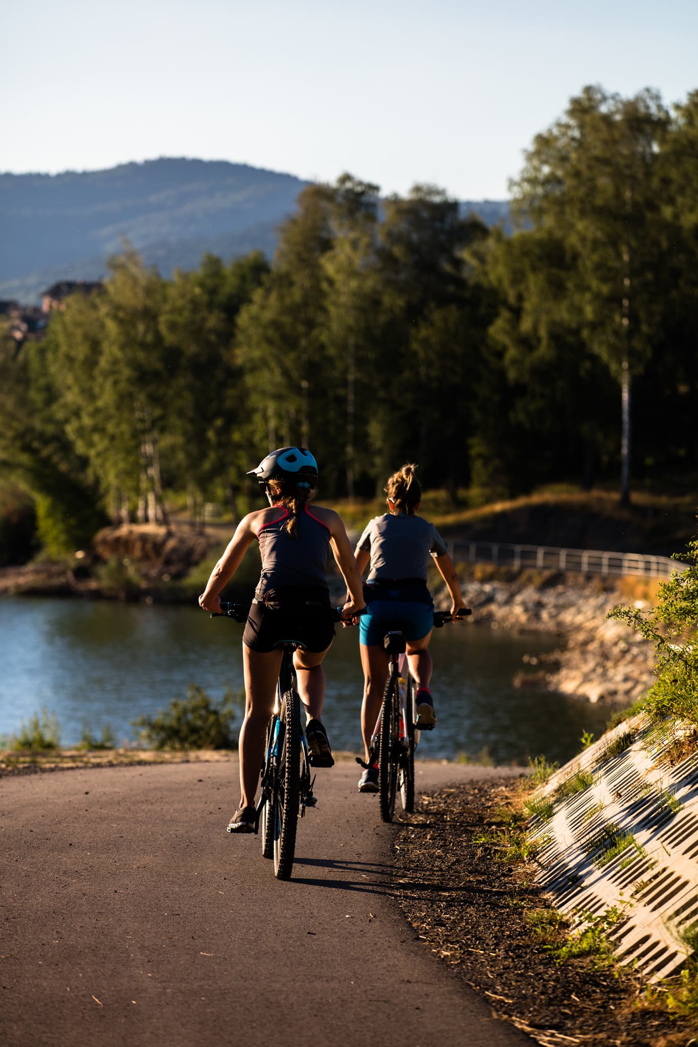 Rowerzyści na strasie Velo Dunajec