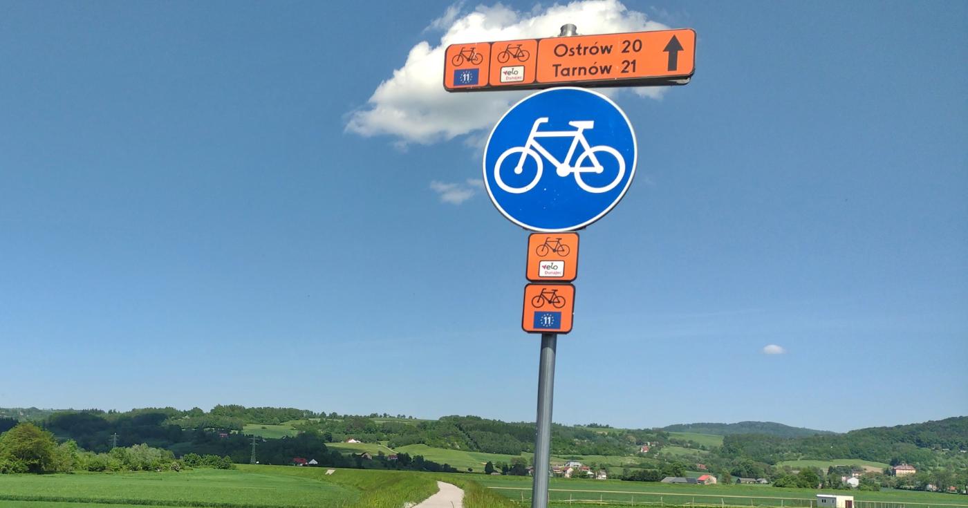 Znaki na trasie rowerowej Velo Dunajec