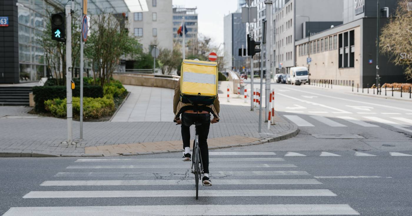 Rowerzysta jadący po przejściu dla pieszych